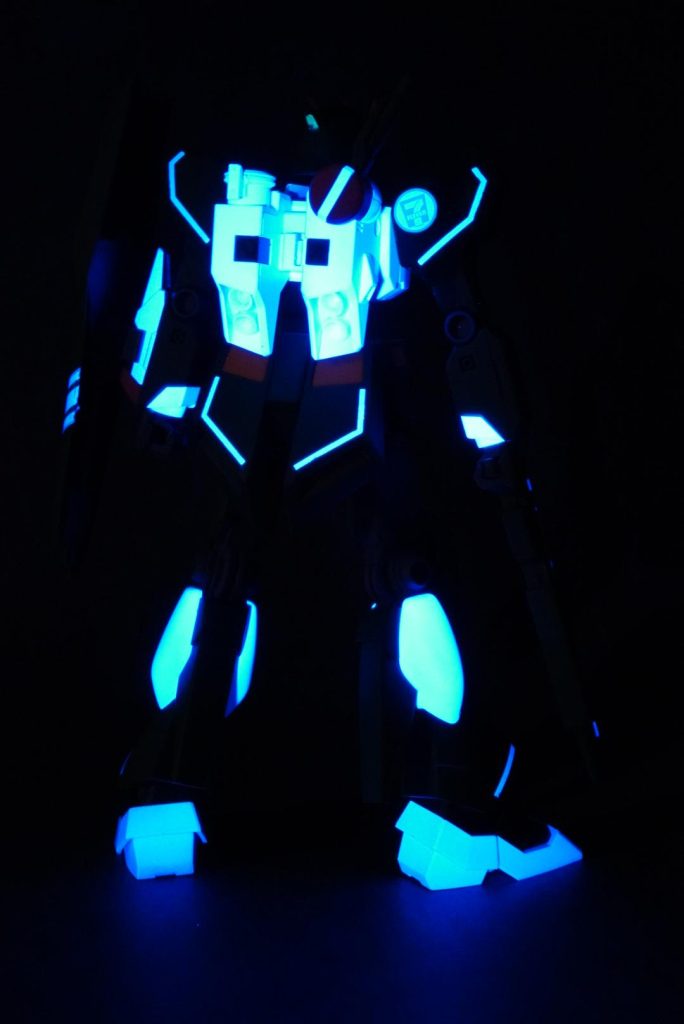 νガンダム　塗装レシピH＝水性ホビーカラー　G＝ガイアノーツ■ツインアイ、センサー部Gサーフェイサーエヴォブラック→GEXシルバー→G蛍光グリーン■ホワイト部、デカールG蛍光クリアー■トップコートHつや消しクリアー■スミ入れなし●成型色仕上げ●全パーツヤスリがけ●アンテナシャープ化