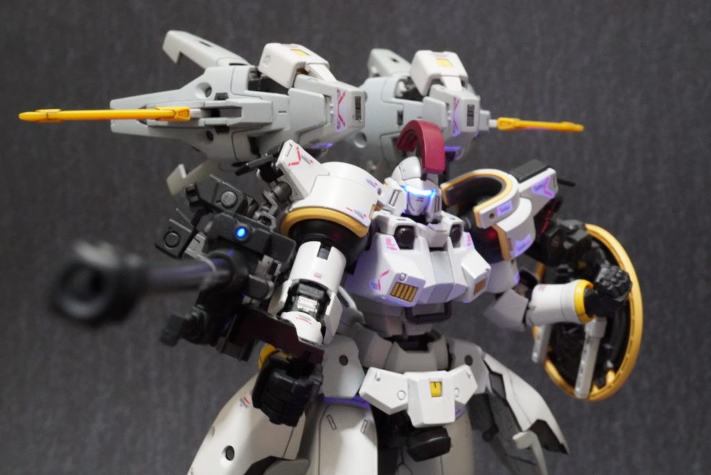 ツインアイ、スコープは、ブラックライトで発光。