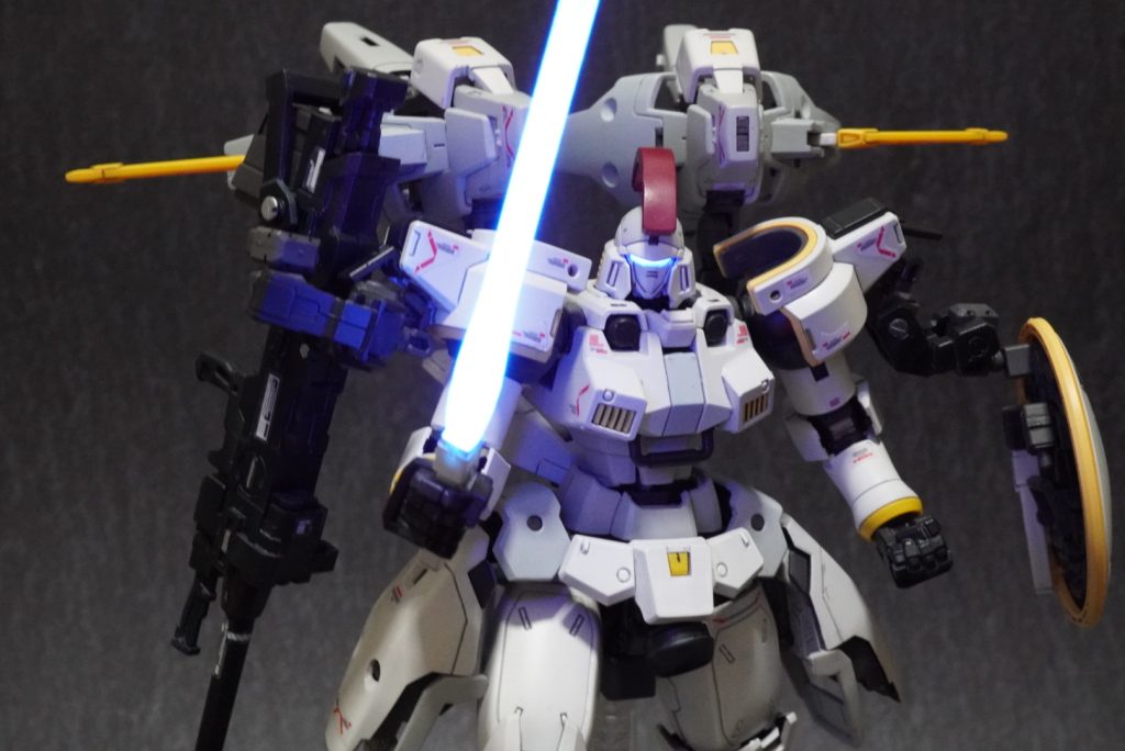 クリアーのサーベルが付属してたので、蛍光クリアーで塗装してみました。