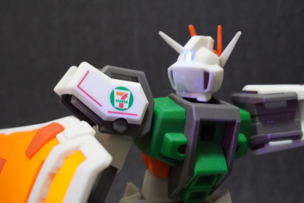 後頭部のセンサーは、蛍光ブルーで、ブラックライトで発光します。