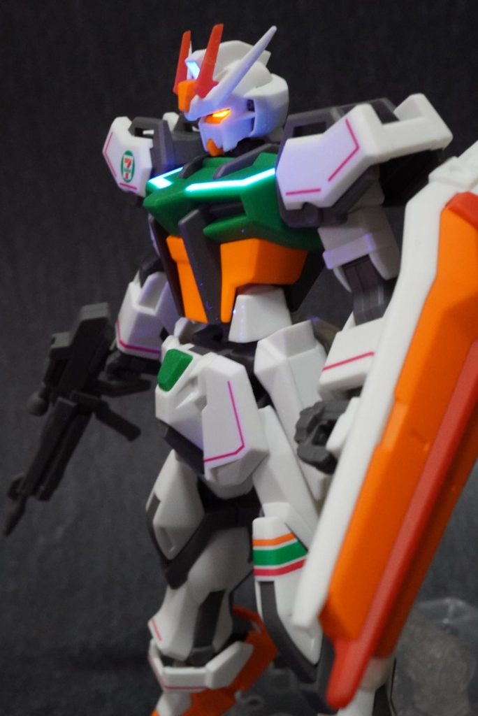 胸部デカールの白色のところは、蛍光クリアーで塗装後、貼りました。ブラックライトで発光します。