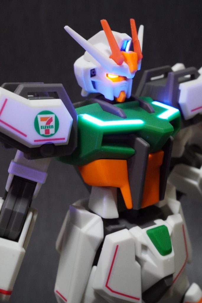 ツインアイ部は、パッケージの写真を見ると、オレンジ色に見えたので、蛍光オレンジで塗装。センサー部は蛍光ブルー。ブラックライトで発光します。