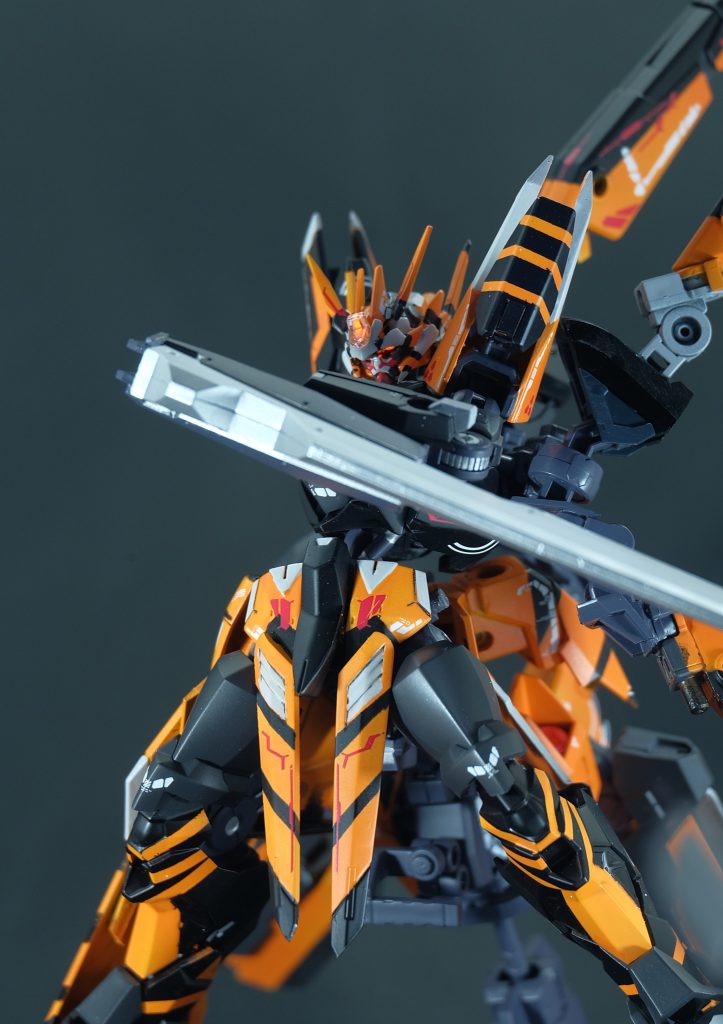 攻撃型のブレードトンファーは打突と同時に鉄杭を射出することでナノラミネートの装甲を正面から打ち破ることが可能な装備である。