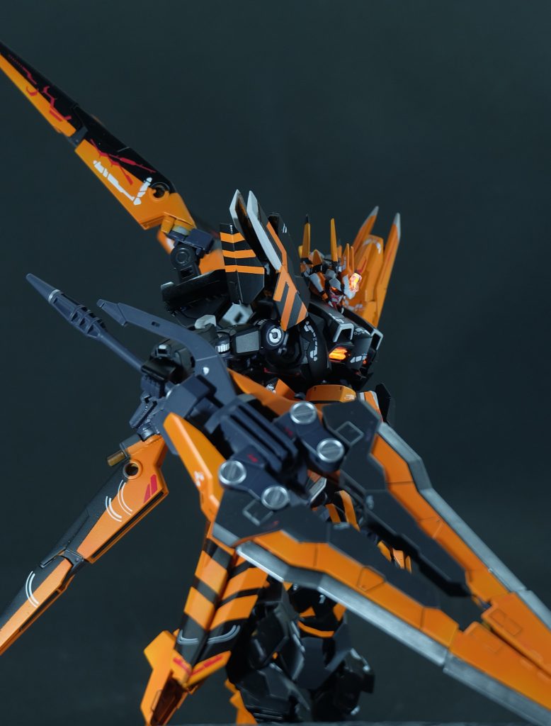 可変スラスターブレードリアスカートに装備されている可変武装。通常はスラスターとしても機能するように設計されている。ブレードトンファーは取り回しを重視した兵装であるが、こちらは機体の加速性能と重量にものを言わせた一撃必殺の武装である。