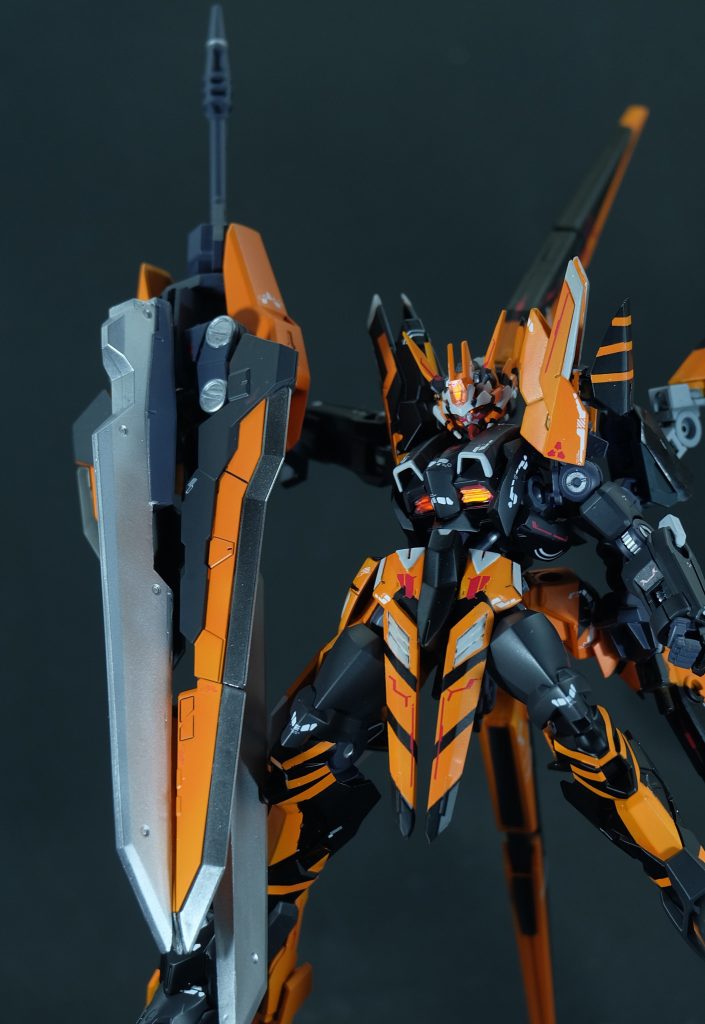 ブレードメイススラスターブレードにブレードトンファーを二本合体させることで使用可能となる本機の最終決戦武装その重量だけでMSの装甲を容易く破壊する重量級の武装を計４本束ねた超重量の武装。ガンダムフレームの剛性と出力を持ってして可能となる、力技の権化とも言える。 