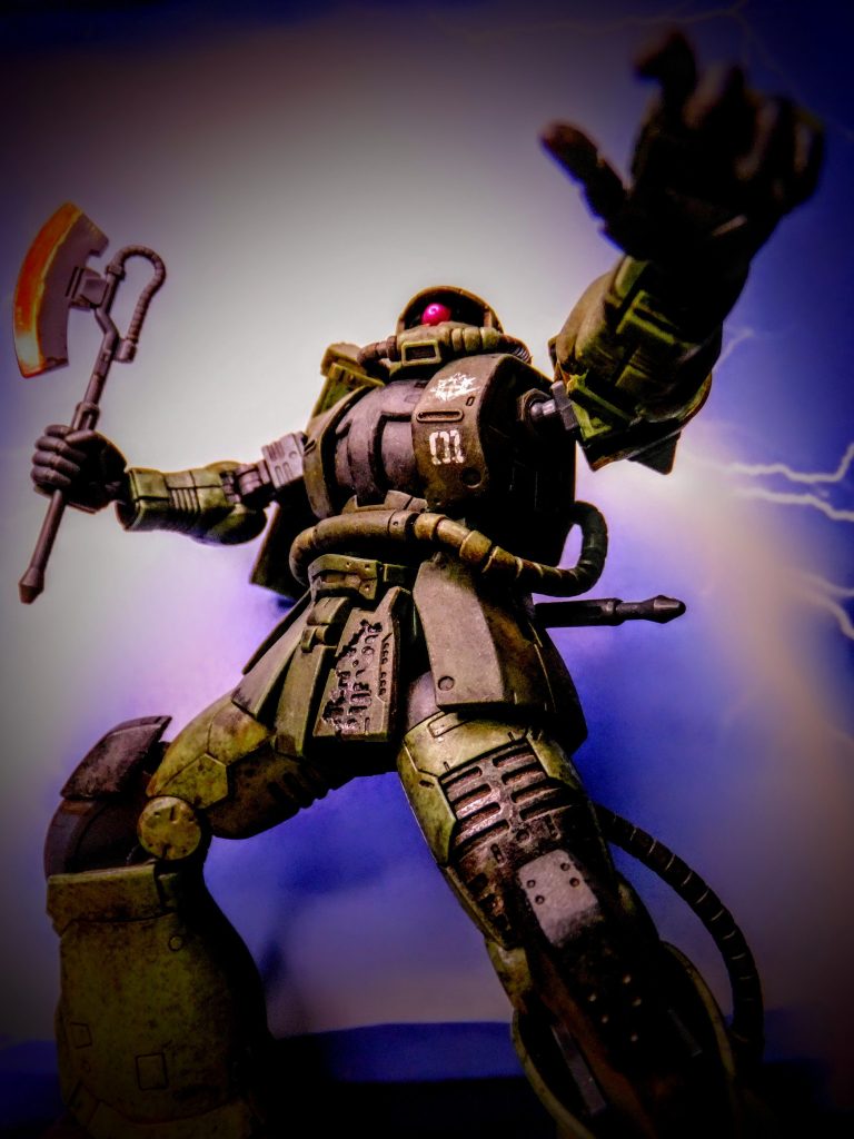 ヒート・ホークの刃とモノアイは画像編集無しでも光って見える?塗装で表現しています。ヒート・ホークの刃 下地色 ステンレスシルバーの上にガンダムマーカーEXのイエローゴールドモノアイ ネイルアートのパール色の球体を分割したものに蛍光ピンクを塗装!光の加減でソレっぽく見えます(笑)