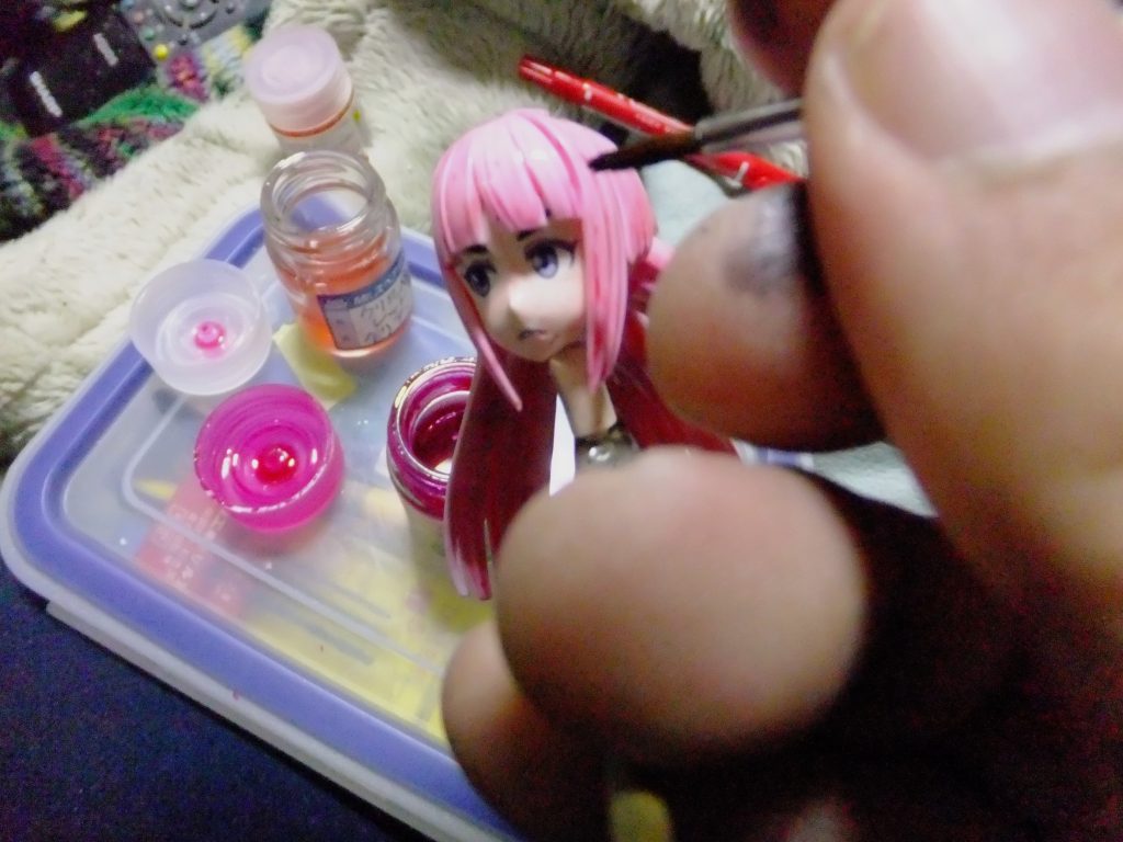 髪の毛の陰影はクリアーペールレッドとGXクリアーピンクで書き込み!