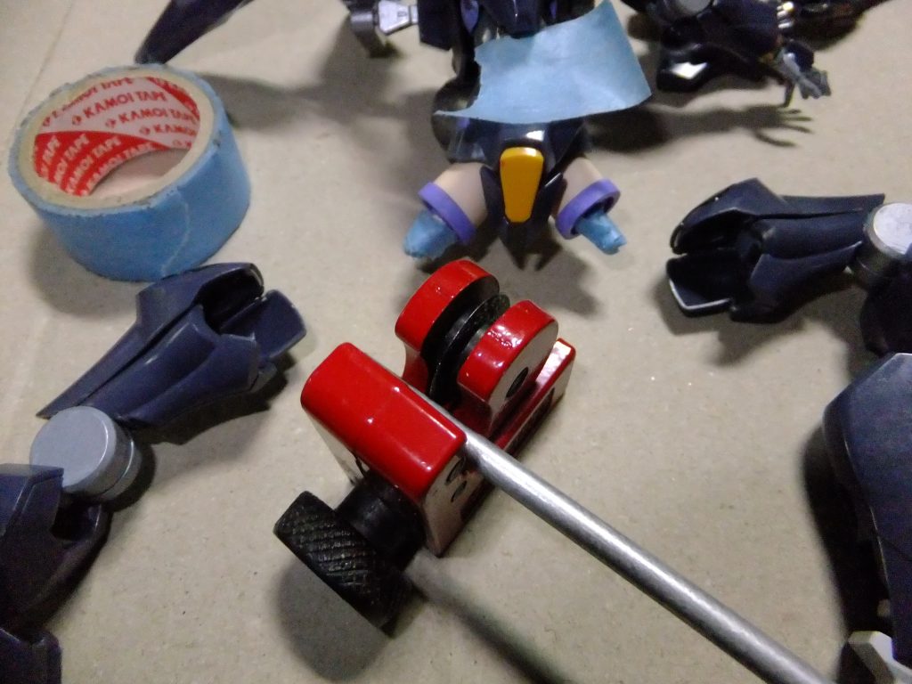 30MSの軸は3mmなので4mmアルミパイプ(内径3mm)をパイプカッターでカットして(多少のガタ?はマスキングテープで調整)クリアランス調整&強度を保持しています。