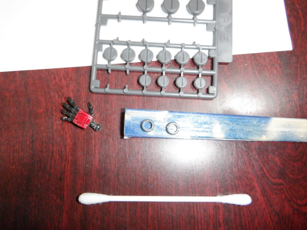 手首の所にWAVEさんのマイナスモールド6.0mmの中央に穴を開けでカバーにしました。手は横浜ガンダムの平手を拝借。ぴったりで良い感じになりました。