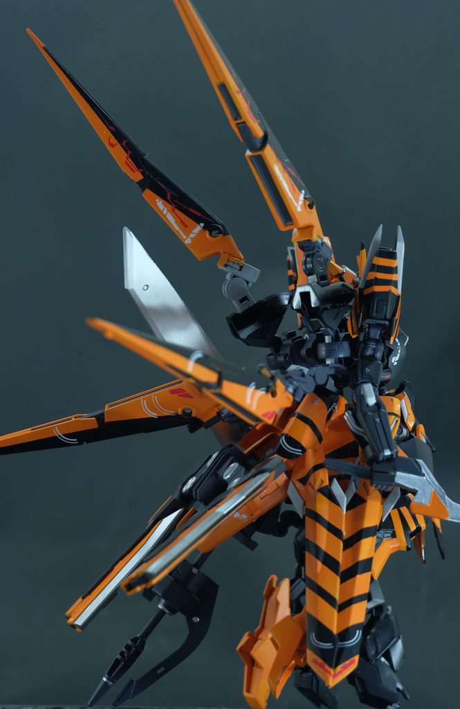 リアスカートは可変型のスラスターブレードを装備が標準装備されている。ミッション内容によって変更される、二種とは異なり常に装備されている基本武装でもある。