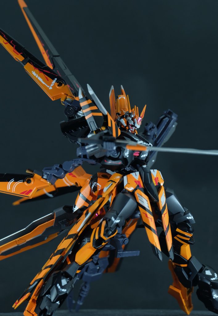 大型ブレードトンファーは２種類存在し、打突部分にパイルバンカーを装備した攻撃仕様のもの内部に推進剤を充填された半OPパーツのもの２種類である。