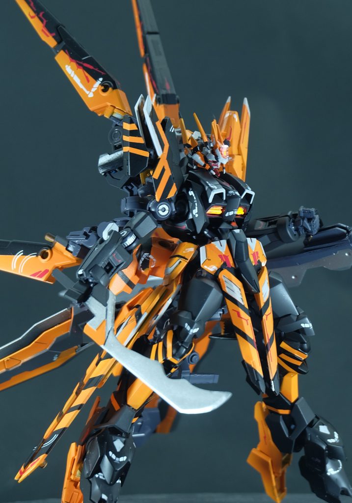 主兵装は二本の曲刀と二本の大型ブレードトンファーである。ミッションの内容に応じて、曲刀とトンファーの数は変更され、背部ユニットにはブレードトンファーをマウントすることも可能である。