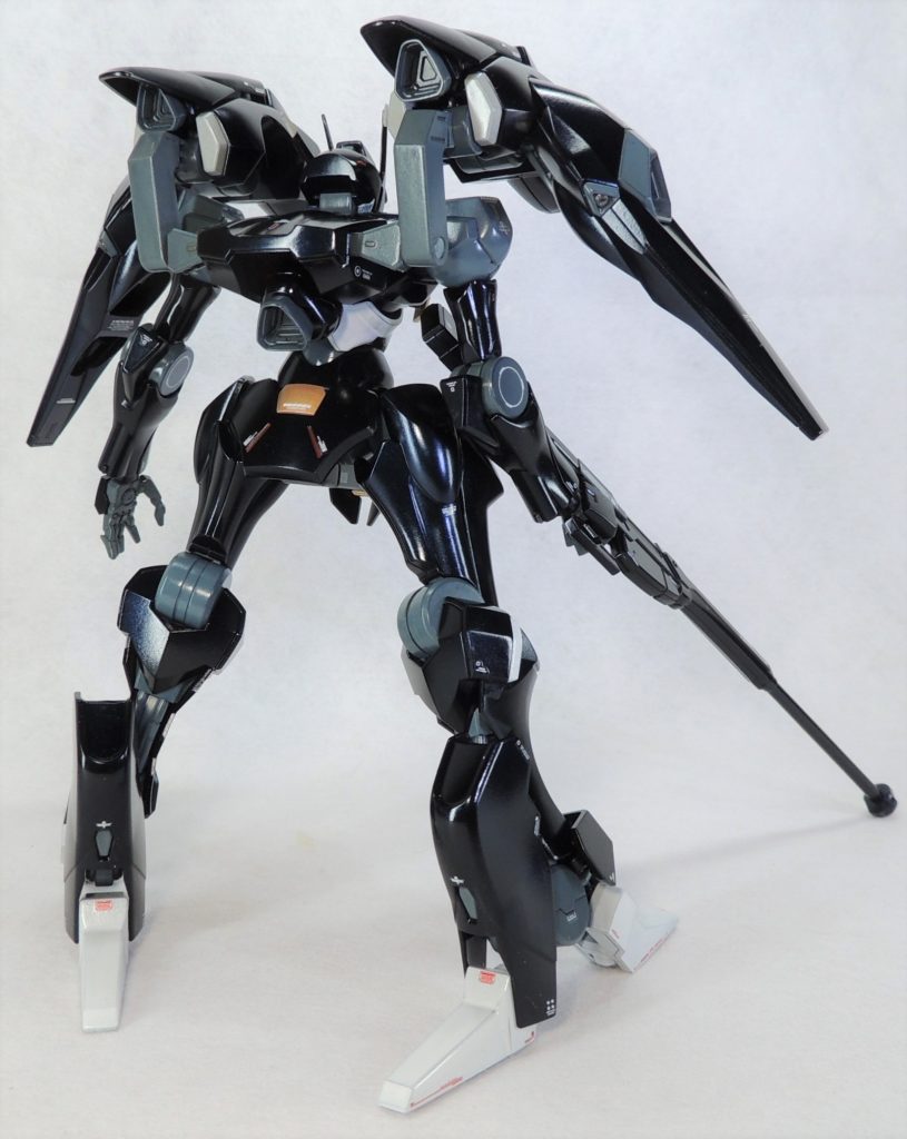 ライフルの先端、背面ユニットの取付基部等、気になる肉抜き穴は全てエポキシパテで埋めています。