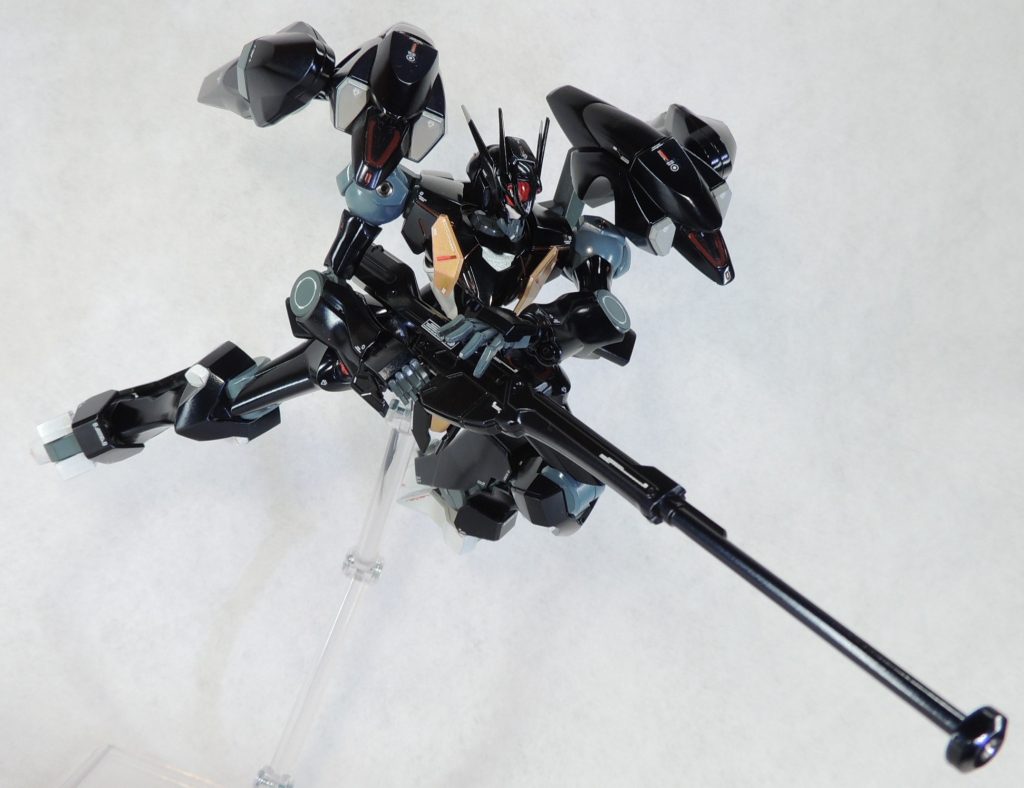 銃口、両肩、足裏、肩バインダー等にHIQPARTS製の金属部品を取り付けて精密感をアップさせています。