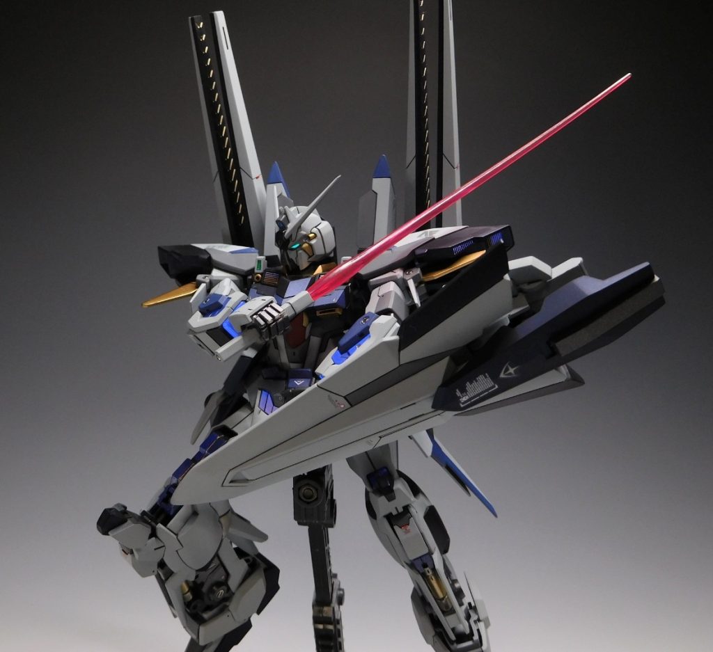 【ビームサーベル】[設定]　標準装備のビームサーベル　シールド収納時はビーム・キャノンの　砲身としても機能する。・このキット付属のビームサーベル　エフェクトは短かったので　長いものに変更しました。