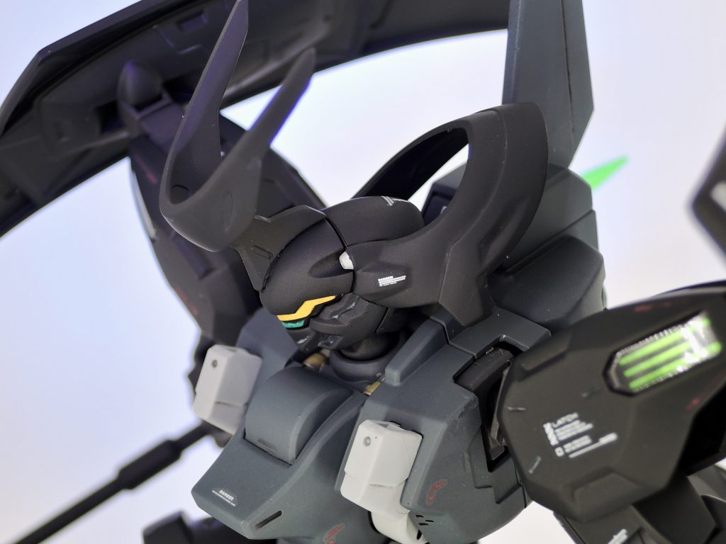 分かりにくいですが、ブラックライトで発光します。