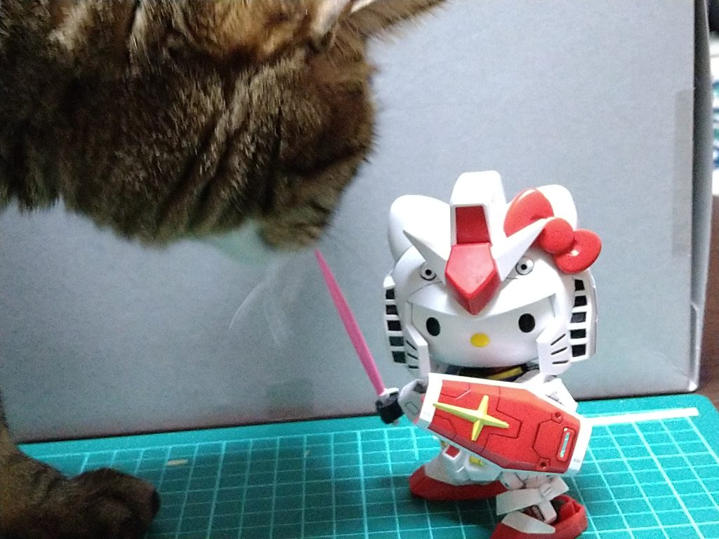 ビームサーベル、抜刀!ガンプラに興味持ったのか、撮影中に愛猫が来てイタズラして焦りました(汗)