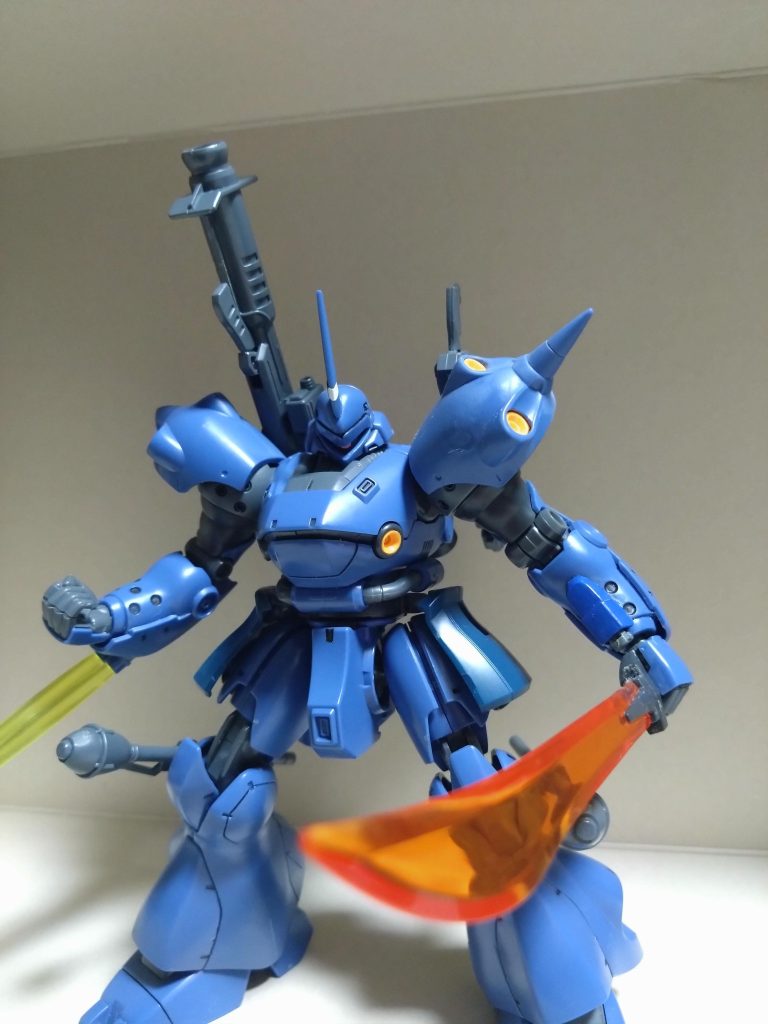 射撃武装と近接武装をそれぞれ構えた姿。ビームサーベルは右前腕に2本とも差し込み固定武装としました。