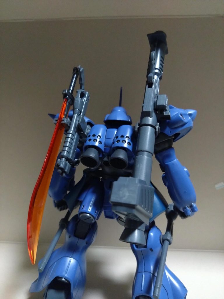 そして背面。太もも背面のスラスターを外し市販のモールドパーツでフタをしました。腹部は短いのが気になったので腰と胴体の接続軸を延長。さらにグフ系のサイドスカートをジャンクパーツを使い接続。また、ショットガンの装着位置を腰後ろからバックパックへ変更。ジャンクパーツと元のホルダーを組み合わせて作成、ついでにヒートソードも装着出来るようにし今回は左側ですが右側にもつけられます。