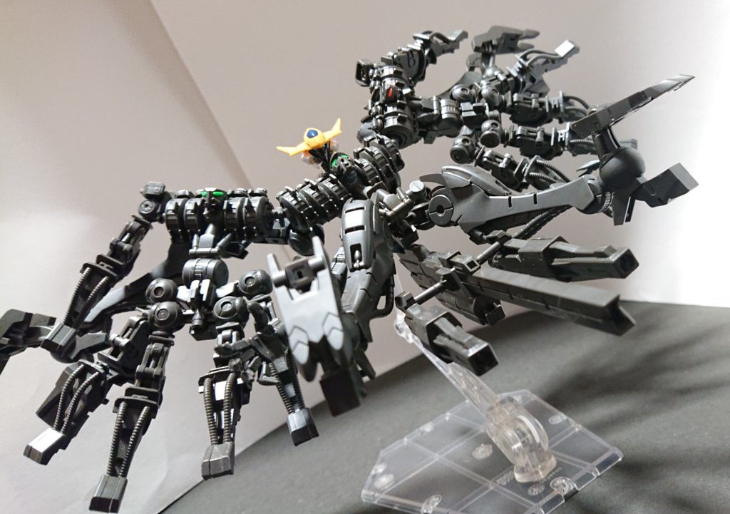 空中戦を得意とし、尾羽は変形し三連キャノン砲になる。