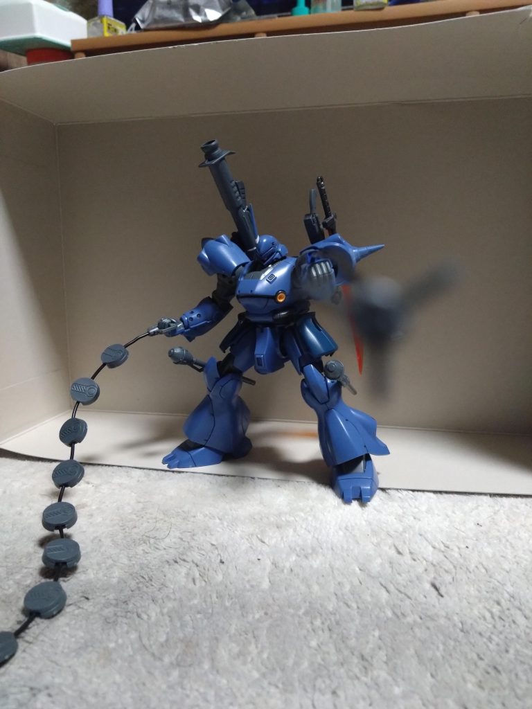 左前腕にグフカスタムからヒートロッドの基部を接着、想定としてはヒートロッドで敵機の動きを止めてチェーンマインを確実に当てる運用です。スタイルの微調整と装備類の装着位置の変更と追加は個人的にまとめられたと思いますが、本体と武器の合わせ目が上手く処理出来なかったのが残念ポイントになりました。ケンプファーを新しく入手出来たらその辺りをリベンジしたいところです。