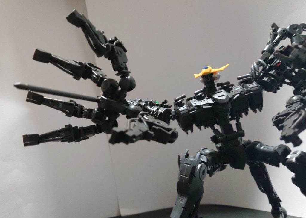 手にはパイルバンカー式ダインスレイブが内蔵しており、敵を掴み止めの一撃を撃つことが出来る。