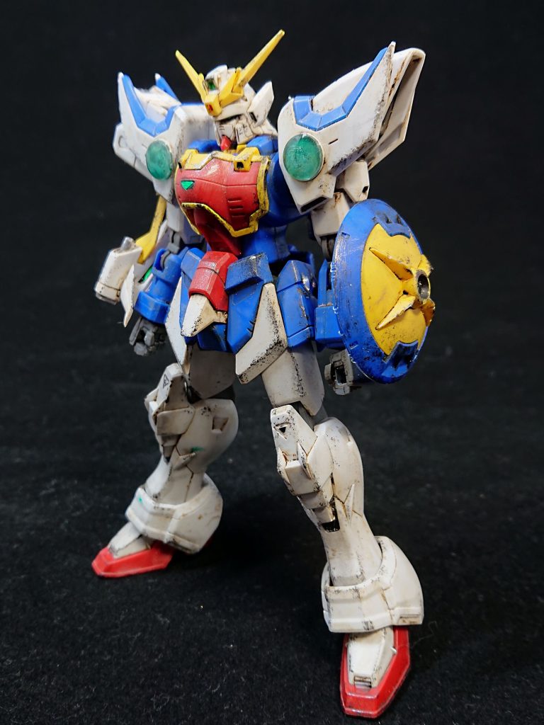 改めまして、ウェザリング仕様にしてみました。設定上、ガンダニュウム合金製のMSがここまで汚れるか、と問われると微妙ですけど、そこは見栄え重視で汚してみました。