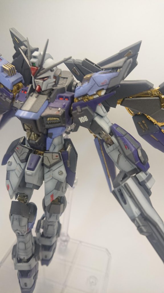 ちょっと地味な色合いになりました。フレームに直接塗装して腕が折れたので曲がるように修理しました。