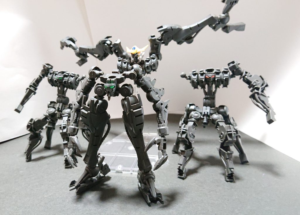 第一形態『レギオン』シン・ジャバウォックは複数の機体が合体することでより強化されていく。 その第一形態レギオンは4体の機体によるコンビネーションで敵を翻弄する。