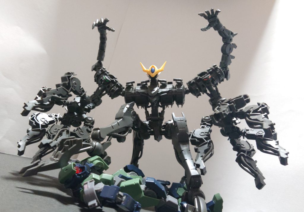 肩部サブアームと4本の脚、そして巨大な手で全てを破壊し尽くす。