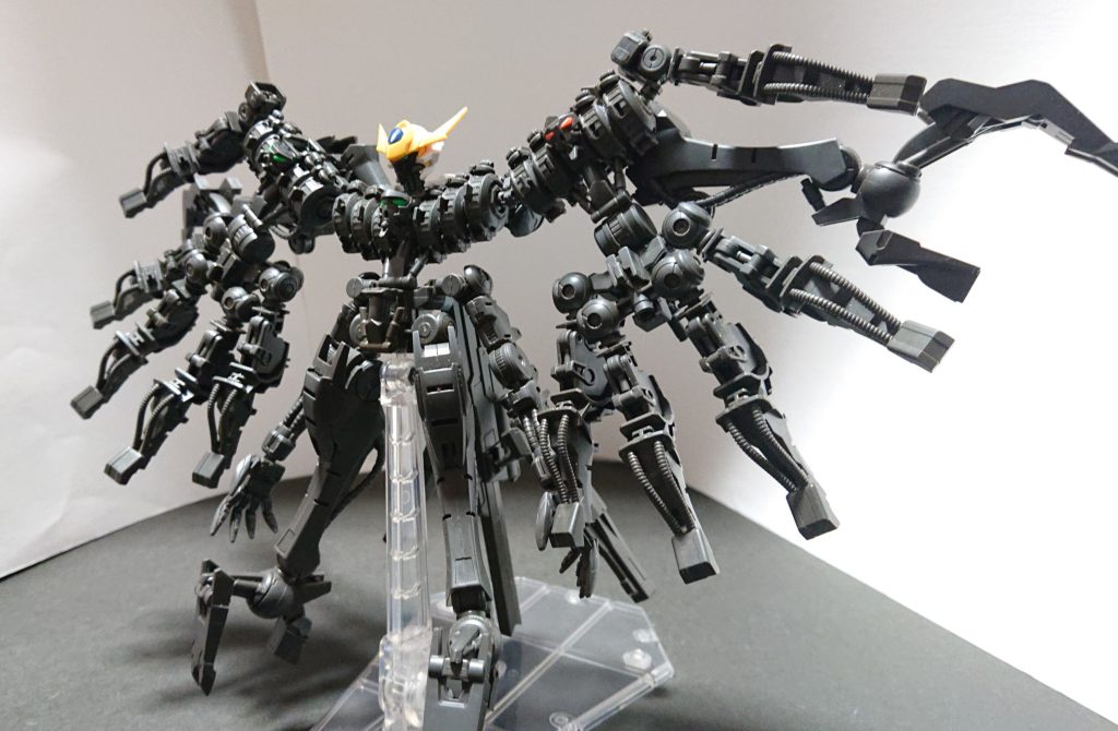 第二形態『サンダーバード』レギオンが合体した姿。