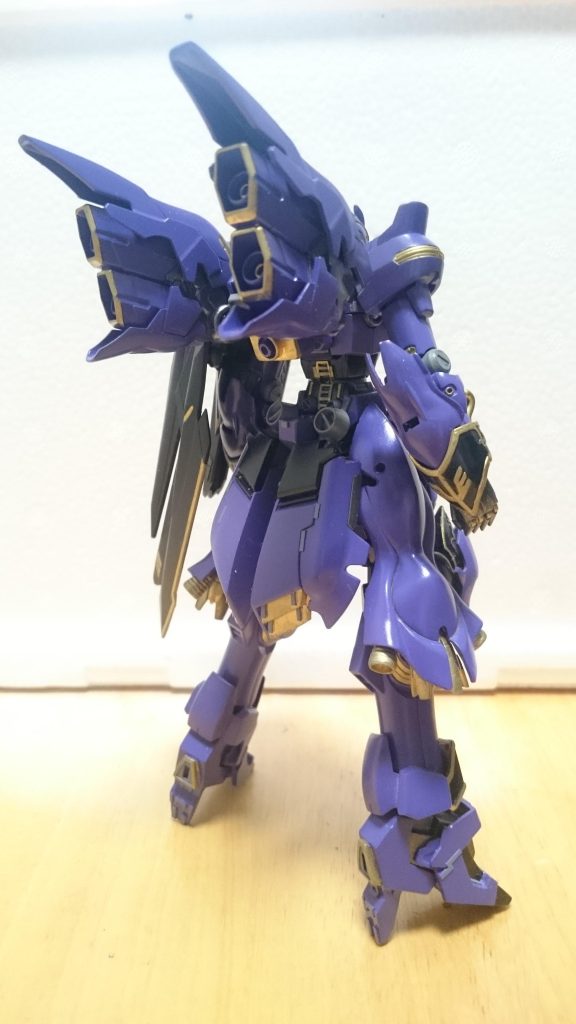 イメージとしてはコルセットをしてヒールを履いている感じです。背中のブースターはSDシナンジュの物を流用しています。