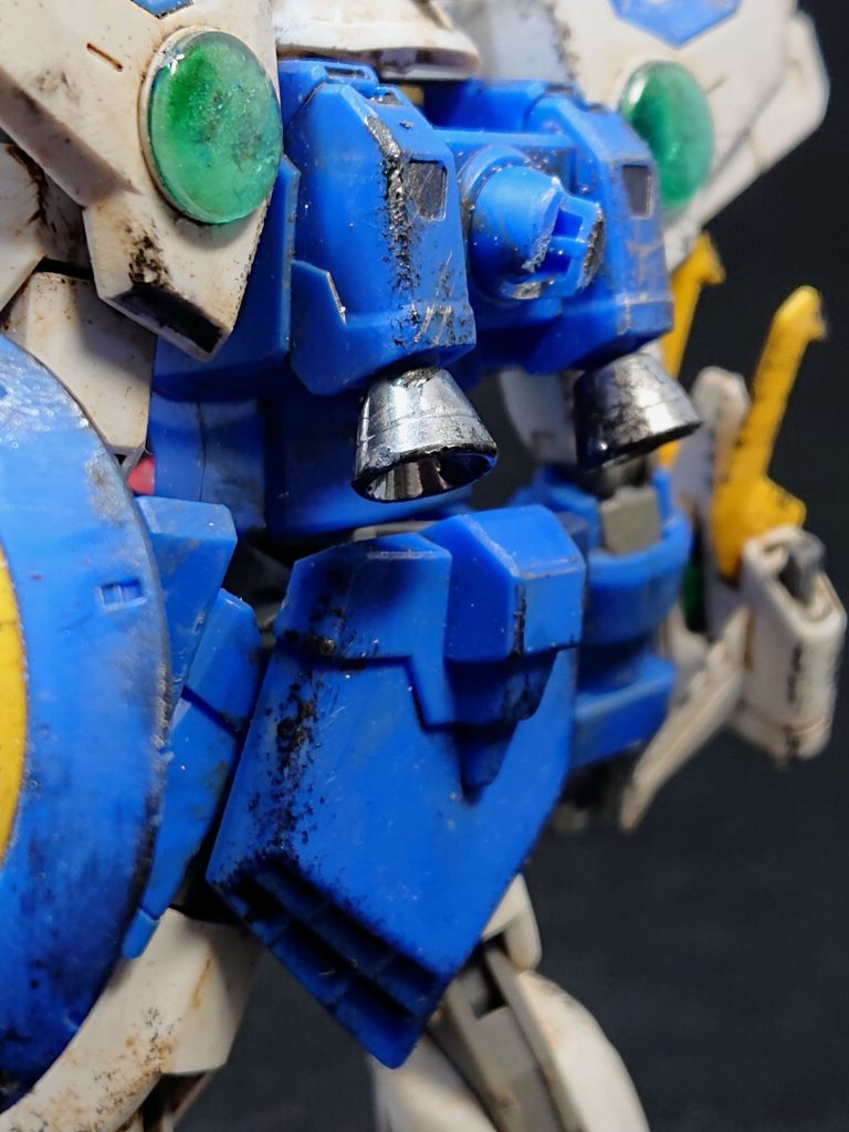 スラスターはガンダムマーカーのメッキシルバーで塗装後、チッピングを少し施しただけなのですが、案外キラキラで、でもちょっとだけ使いこんだ感も出たので「メッキシルバー凄い!」状態でした。