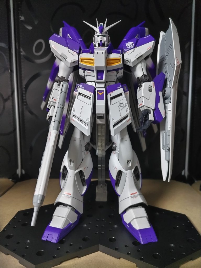 使用色はGSIクレオスさん使用で、スミ入れはタミヤさんです。外装廻り:MSホワイト、黄橙色、ライトグレー、明灰白色     パープル(パープル+MSホワイト)フレーム廻り:焼鉄色、MSファントムグレートップコート:スーパークリア(半光沢)スミ入れ  :タミヤ PANEL LINE ACCENT COLOR(ダークグレイ)
