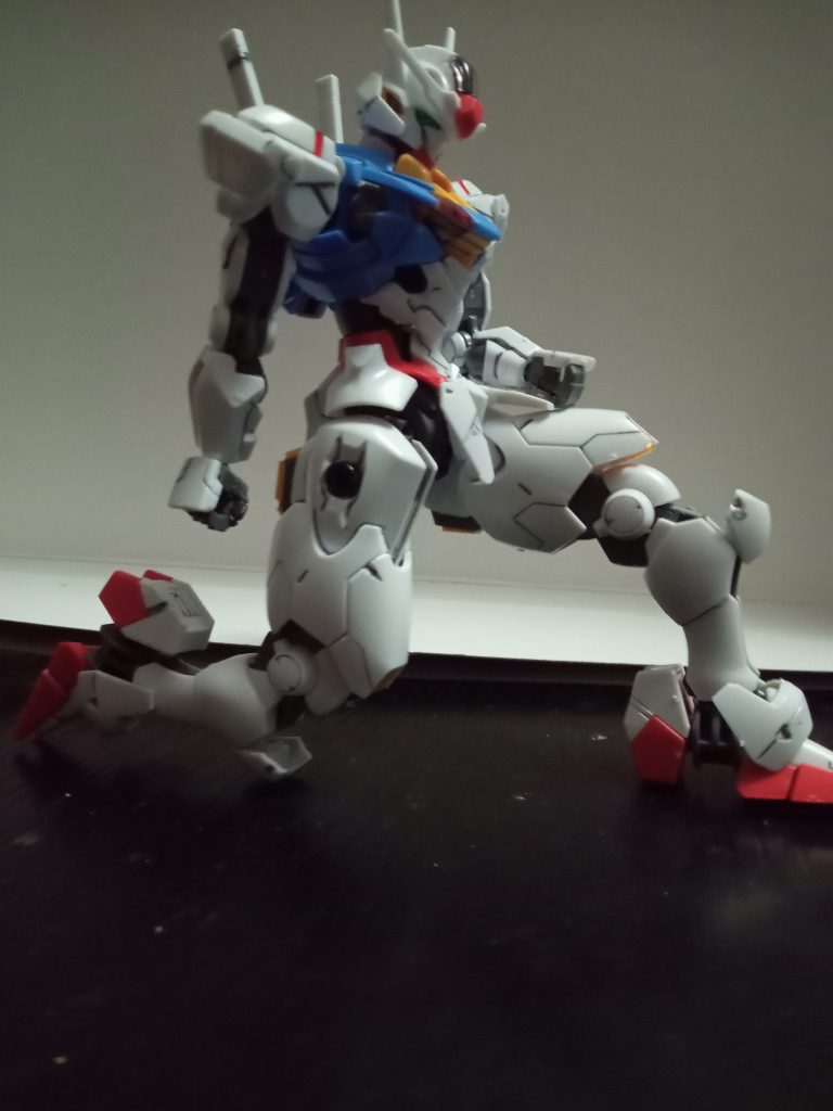 膝立ちの画像を真似てみたけど、普通のHGでは、こんなかんじになるのか、私のやり方がおかしいのかこんなかんじになりました。初めて、画像と同じポージングしようと思ったのは（笑）