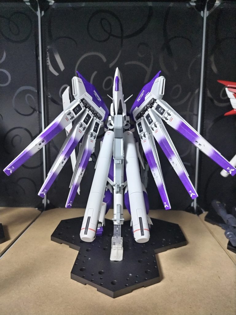 アクションベース4をそのまま使用したかったのですが本体とパックパックの固定が思うようにいかなかったので付属のスタンド支柱を両面テープでAB4に固定して支えています。