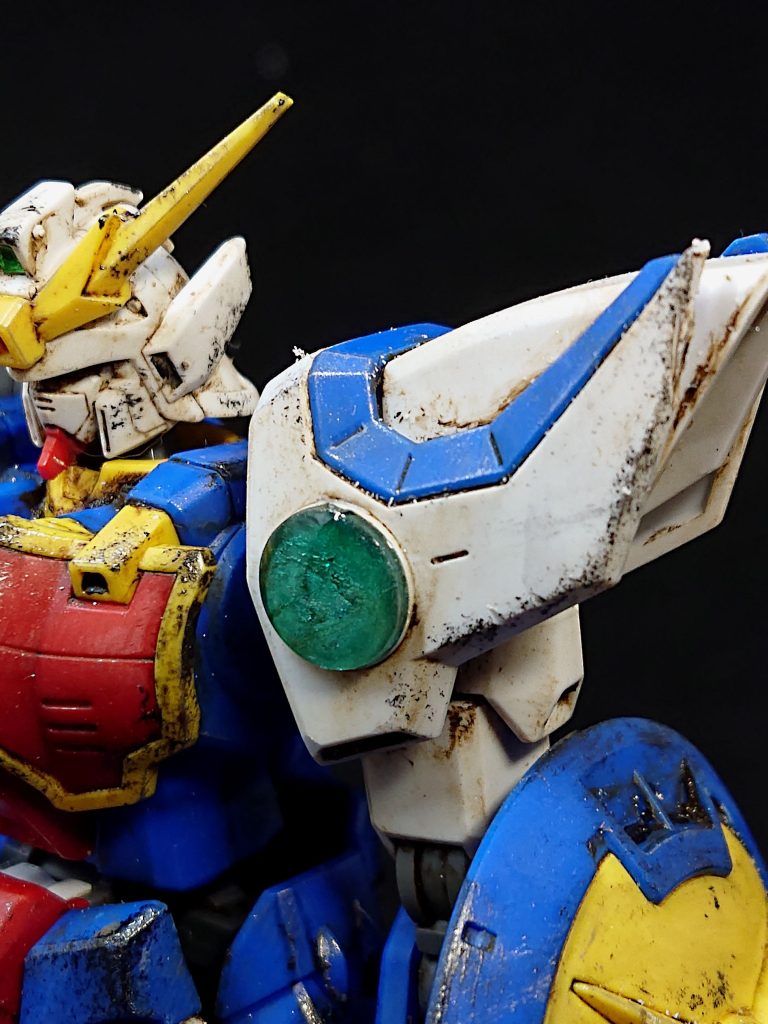 両肩のファイティングサイト(クリアのセンサー)は、さすがにキットのままでは不格好だと感じたので切り落として、おなじみのH・アイズを接着。表はクリアーイエロー⇒クリア―ブルーで塗装し、裏はメッキシルバーで塗装。裏は塗装したので肩アーマーは見えないかな、と思って実は切断後は軽くヤスリをかけただけで手抜きをしていたのですが接着してみると結構見えてますね(汗