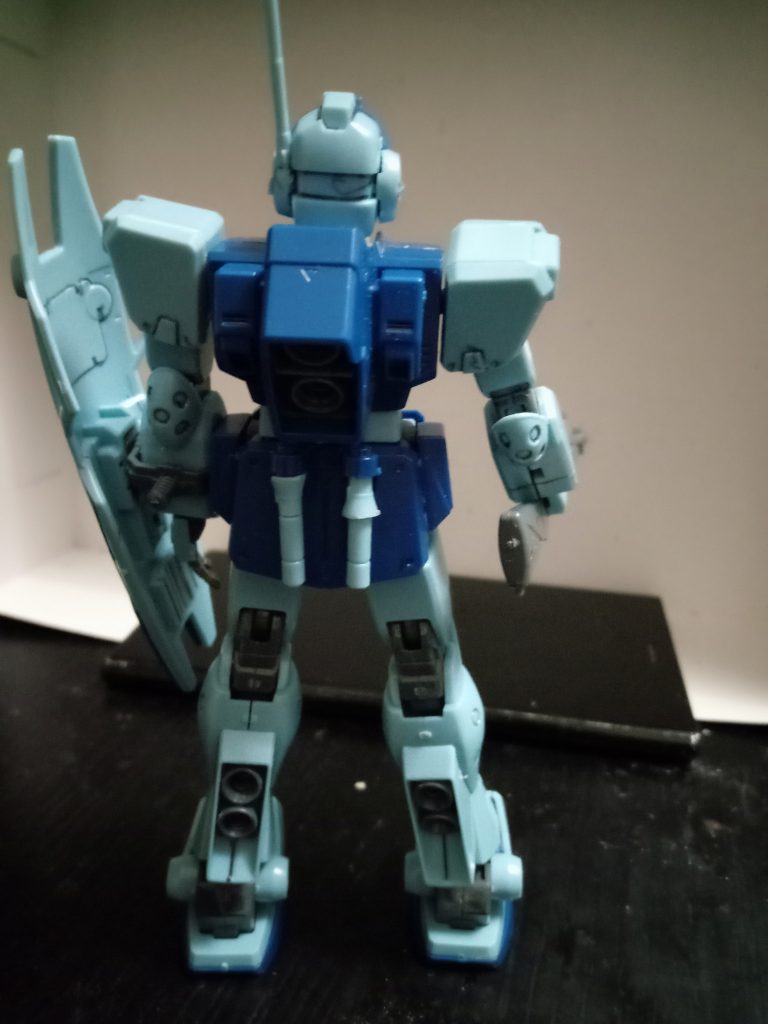 後ろはこんな感じ右側のビームサーベルは発光箇所の接続を間違えてはめちゃって、取れなくて折れてしまいました。仕方がなく、逆のまんま、修復し、取り付けています。左側はそれを気付いた後の組み立てなので、正しく取り付いてます。こちらはビームサーベルを構えることは可能です。敢えてしてないですが。。。