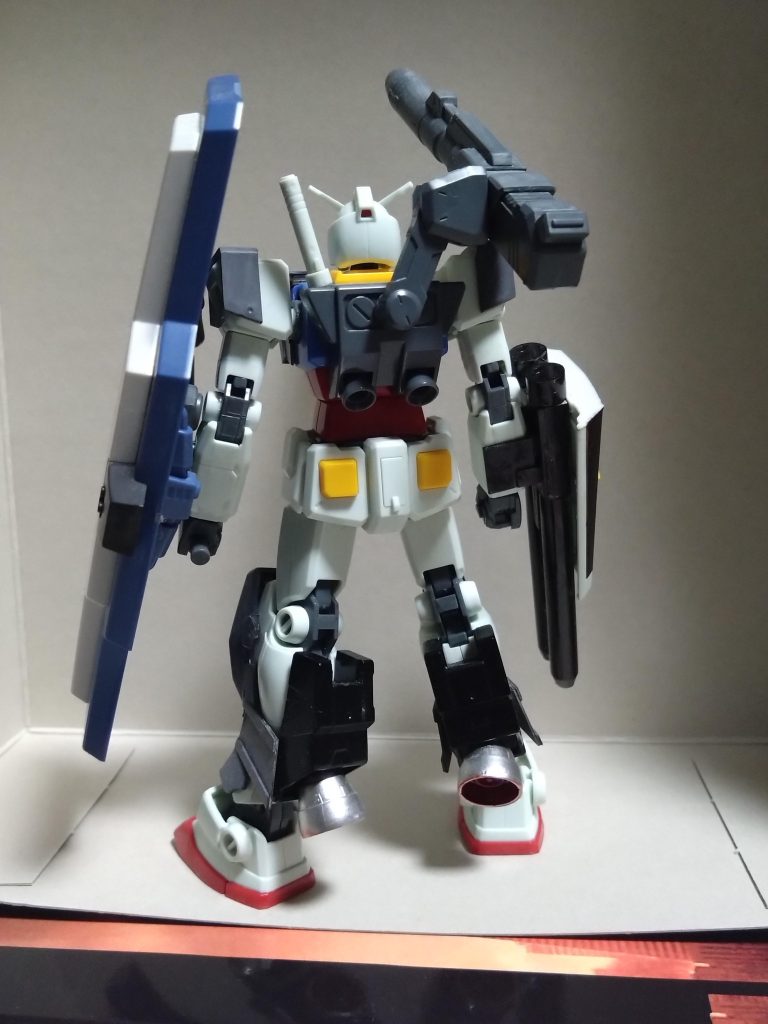 胸部と肩にプラ板で装甲を作成。接着はしておらず被せる形ですがいい具合のしぶみで落ちなくなってます。また、分かりづらいですがダクトに重なる部分は穴をあけてあります。脚部前面はペイルライダーのパーツとプラ板で装甲を作成、後側のバーニアは市販の物を一部形状変更して接着。強度的な問題で前面装甲も接着してあります。