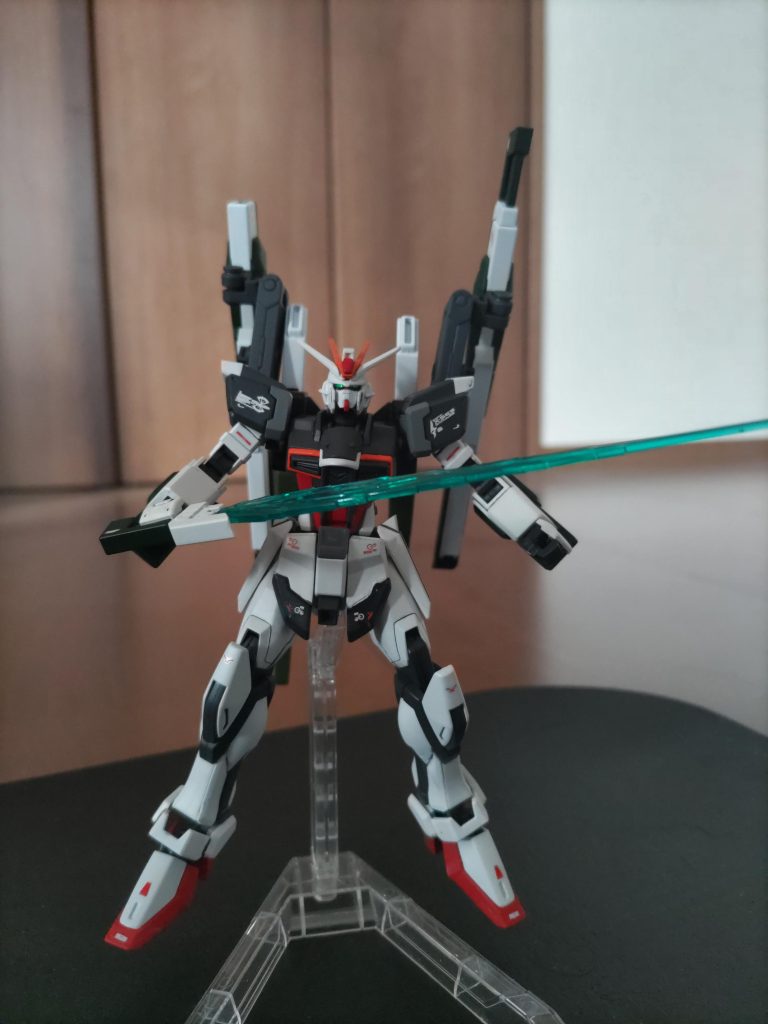 ビームサーベルを取り外して、手に持たせることも出来ます!