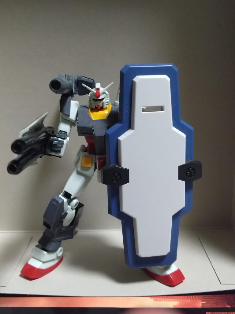 背部のキャノンはバンダイのビルダーズパーツの物を接続を少し変えてそのまま使用。ガーディアンシールドはガンダムのシールドの接続基部をプラ板で高さを調整して移植、安定して持たせられるようになりました。2連装ビームライフルぽいものはガンダムシールドを半分くらいで切断、プラ板とパイプでそれっぽく作りコの字型のガイドを付け接続の支えとしています。