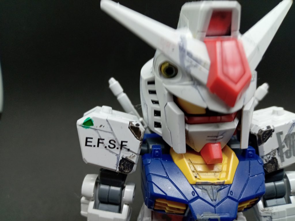 デカールはそれに近いものを選んで、貼り付けました。右肩の【F00】は本当は枠だけの文字なんですが、市販デカールでは、【F】だけが、なく、そこは妥協してグレーのデカール貼りました。