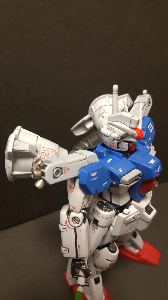 胸部バーニアは収納状態に、肩バーニア収納場所を3段に分割しバーニアには金属パーツを使用しました。