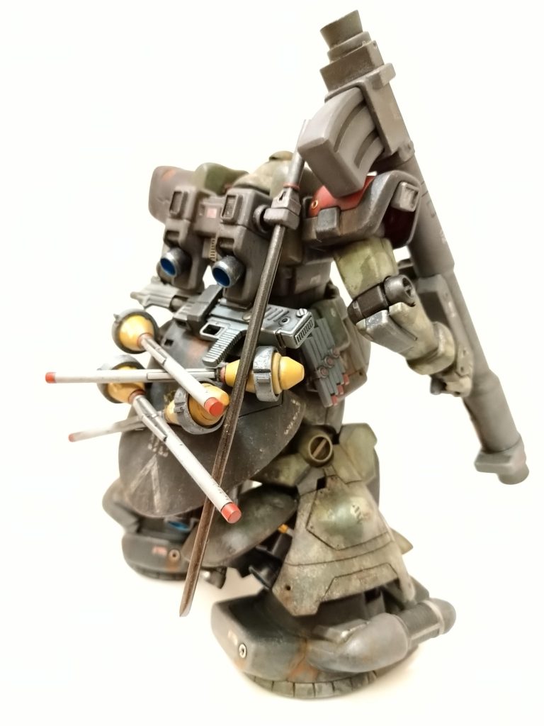 部隊が変わる毎に塗装を重ね...部品が壊れれば付け足して....装甲が剥がれれば...　そんな事を20年間も...？    そんな機体を脳内構成しダラダラと製作しておりましたら...(同じ展開なので略)