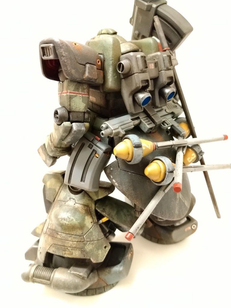 在庫を抱えた「ジェッソ」にエナメルのグレーを加え表面に凹凸を。  　スジボリをして、改修を繰り返したイメージをとｺﾂｺﾂ...  (飽きて放置)