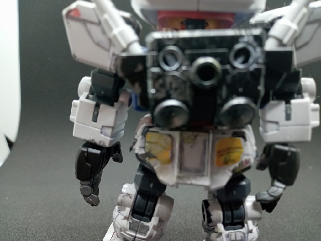 後ろはこんな感じ。スラスターはシルバーを塗装してみました。