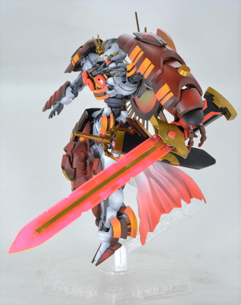 背中に背負った大型剣「クサナギノツルギ」 スサノオ・ハンドのパワーで無理やり振り回すという設定。プラ板と透明プラ板でスクラッチしています。