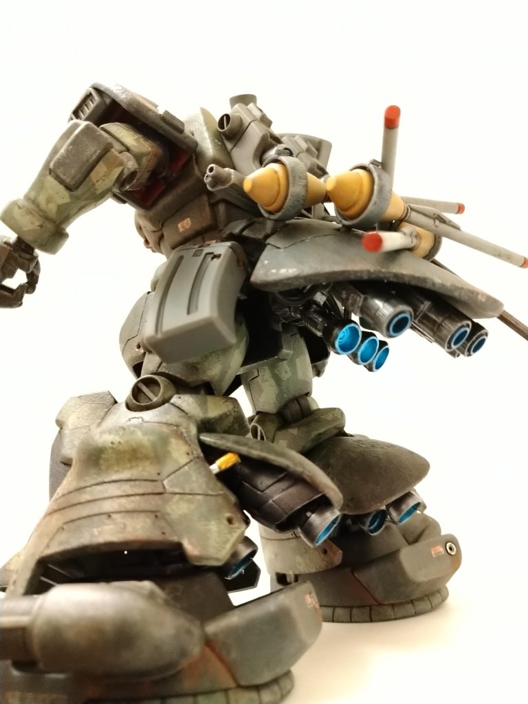 陸を滑るならば、  足裏で浮かして、、、 地面に近いところにバーニア(今はスラスター？)があった方が合理的のような... その発想が自らの首を絞め、面倒な切断地獄、プラ板地獄、パテ盛り地獄、様々な地獄に直面した結果...案の定やる気をなくしました💜(そしてまた放置)