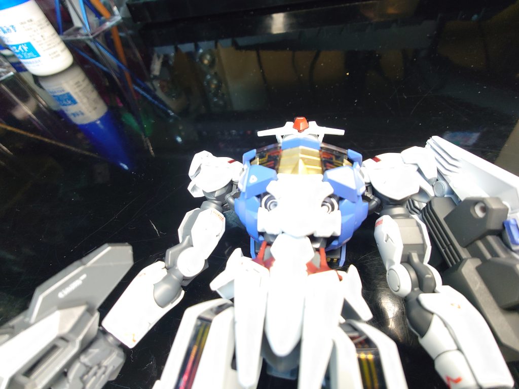 胸部下シェルユニットの裏面のピンを切断、ヤスって磨いて面一にしたところにシール貼った...はいいものの暗くて全然見えない悲しみ。ただピンがなくてもくっついてくれるっぽい