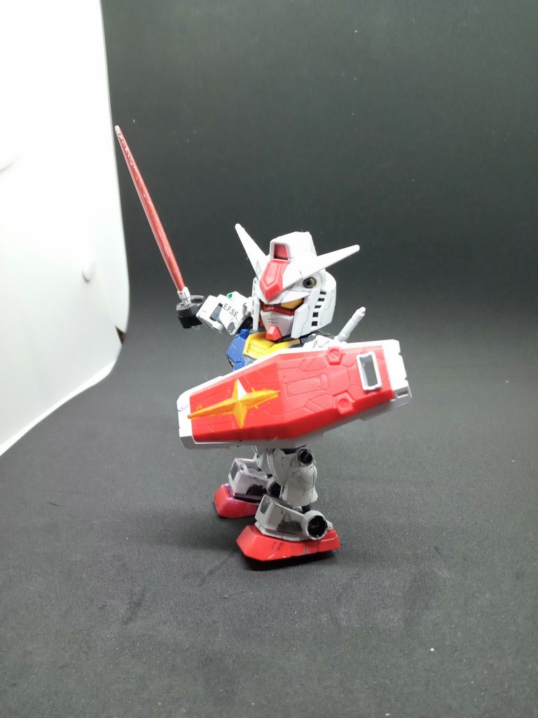 それと、本来は武器持たないがら付属してるからポージングさせてみた。ビームサーベルは蛍光ピンクが無いため、メタリックレッドで代用。